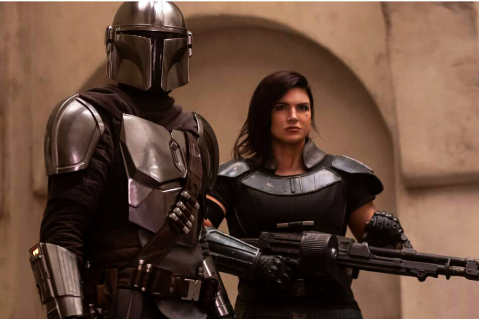 Bei "The Mandalorian" spielt Gina Carano (38, l, im Bild mit Pedro Pascal als Din Djarin) die Rolle der Cara Dune. Nun wurde sie aufgrund antisemitischer Äußerungen gefeuert.