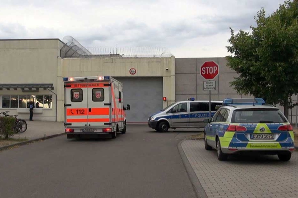 Polizei und Rettungswagen vor der JVA Leipzig.
