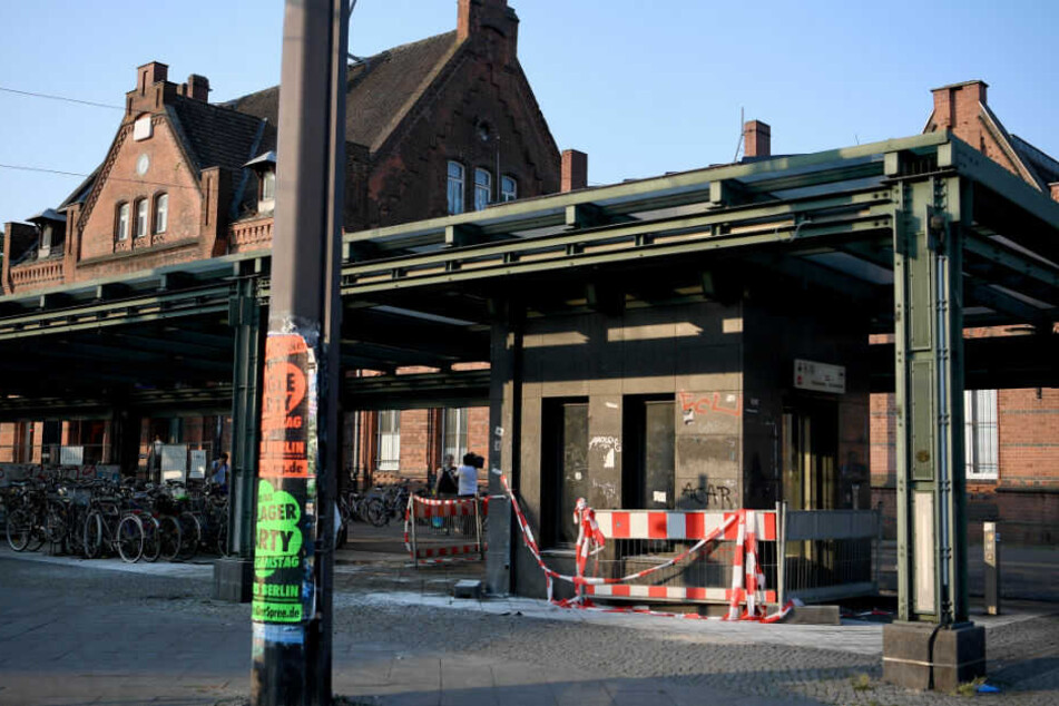Brandspuren sind nach dem Angriff am S-Bahnhof Schöneweide zu sehen.
