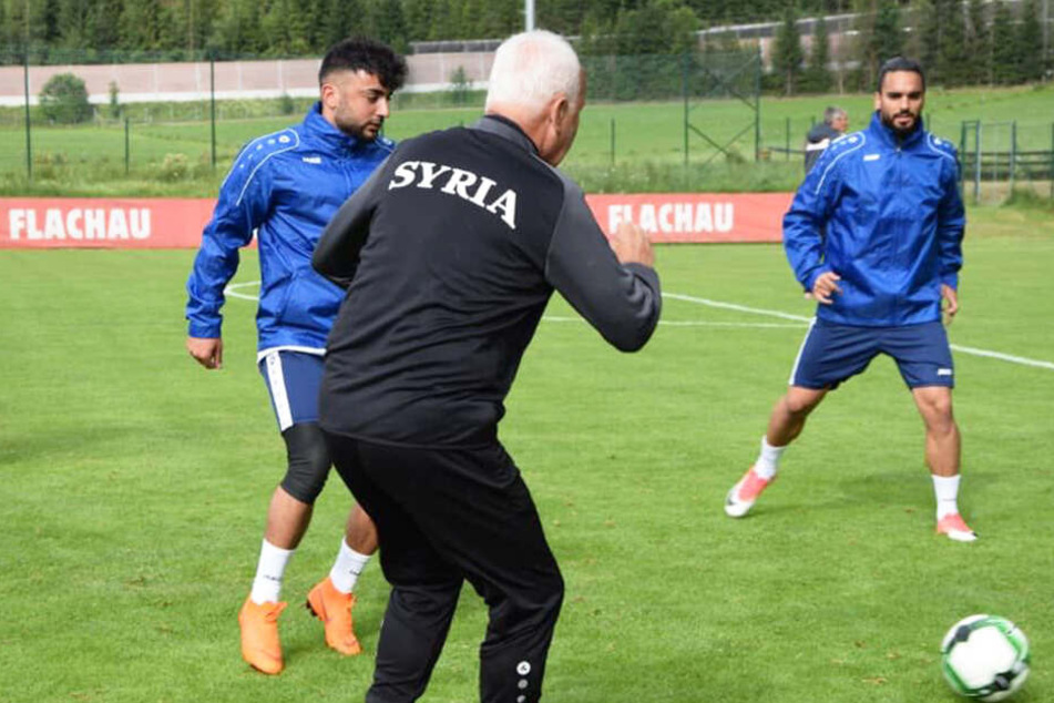 Aias Aosman (l.) im Trainingscamp der syrischen Nationalmannschaft, hier noch unter Coach Bernd Stange (vorn)