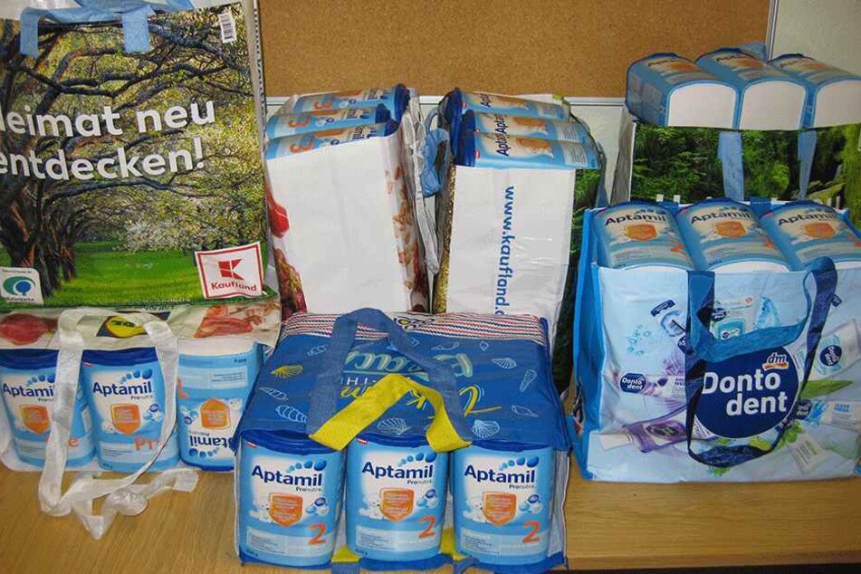 Immer wieder werden in Sachsen Beutelager ausgehoben, in denen das geklaute Milchpulver regelrecht gehortet wird.