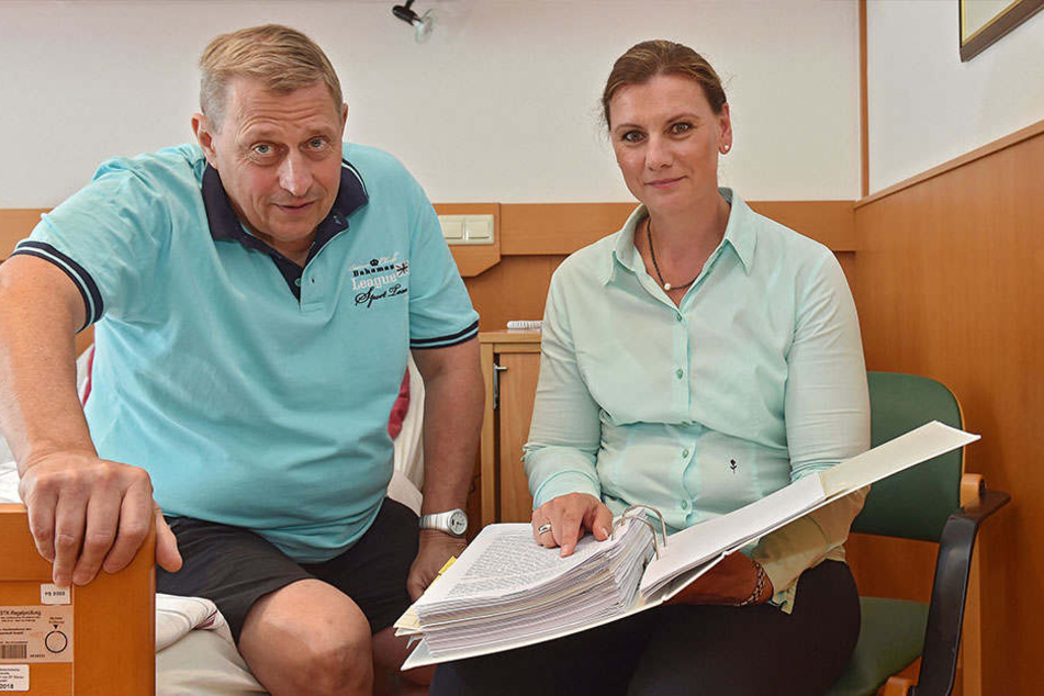 Karsten Felber (55) und seine Anwältin Nadja Döscher-Schmalfuß (46) mussten gegen die AOK vor Gericht ziehen.