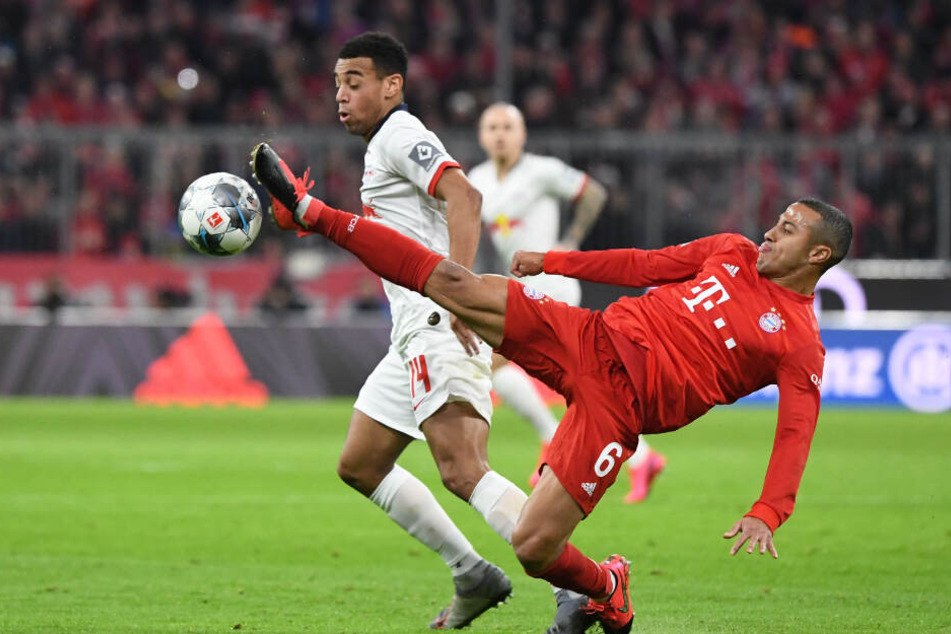 Thiago in Aktion gegen Tyler Adams (l).