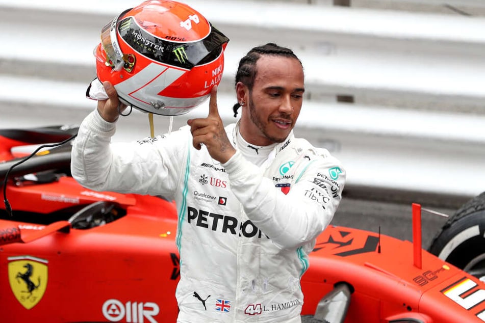 Nach seinem Rennen in Monte Carlo zeigte Hamilton den Helm mit dem Schriftzug von Niki Lauda.