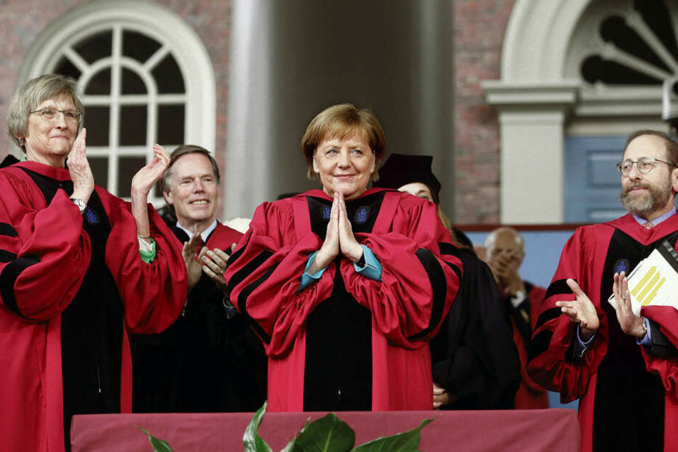 Mal nicht zur Raute, sondern zum Gebet legte Angela Merkel ihre Hände, als ihr die berühmte Harvard-Universität (USA) im Mai die Ehrendoktorwürde verlieh.