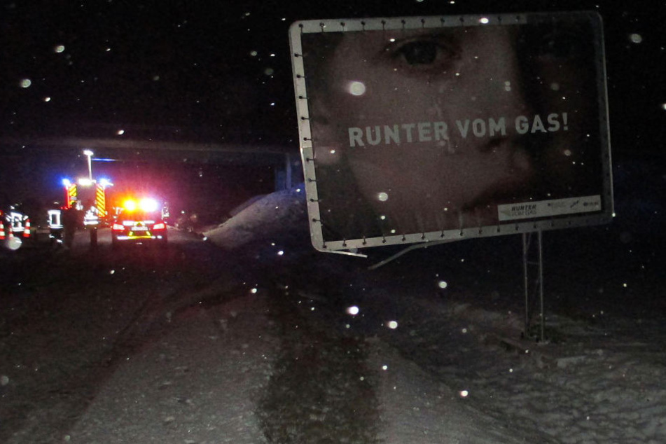 Ausgerechnet gegen ein "Runter vom Gas"-Schild fuhr der Mann.