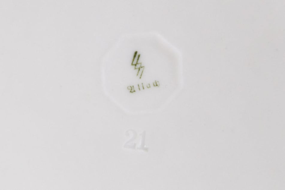 Das Logo der Porzellanmanufaktur Allach: eine SS-Rune.