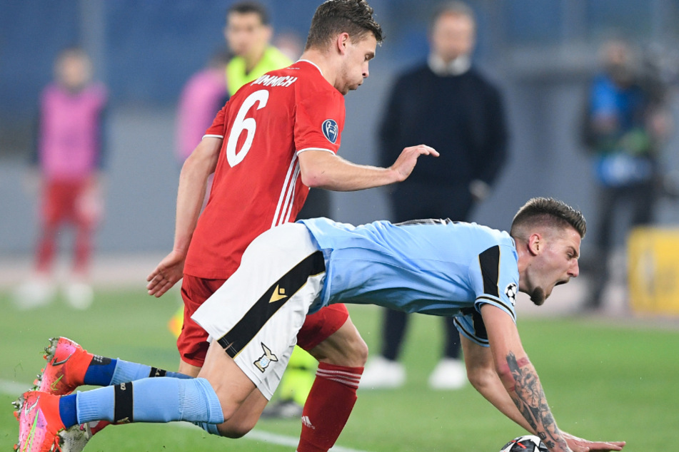 Joshua Kimmich und Lazios Sergej Milinkovic-Savic (r.) kämpfen um den Ball.