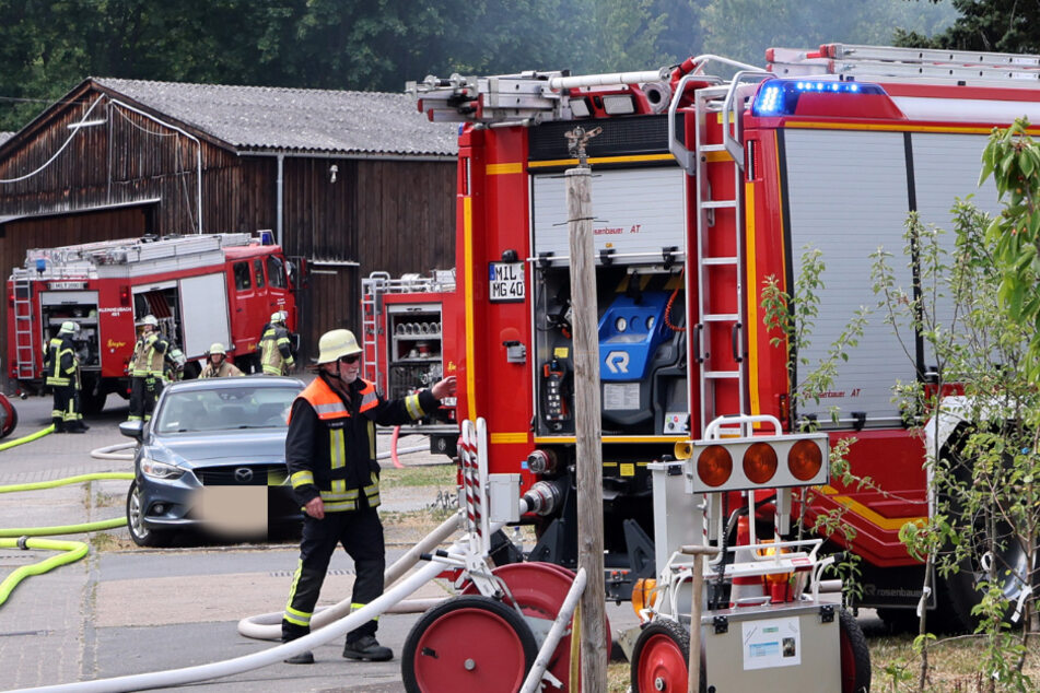 Lagerhalle steht nach Messerstecherei in Flammen: Polizei steht vor Rätsel