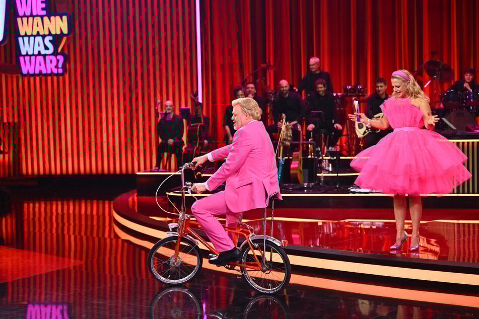 Der Entertainer baute auf einem Bonanza-Rad einen Unfall im TV-Studio.