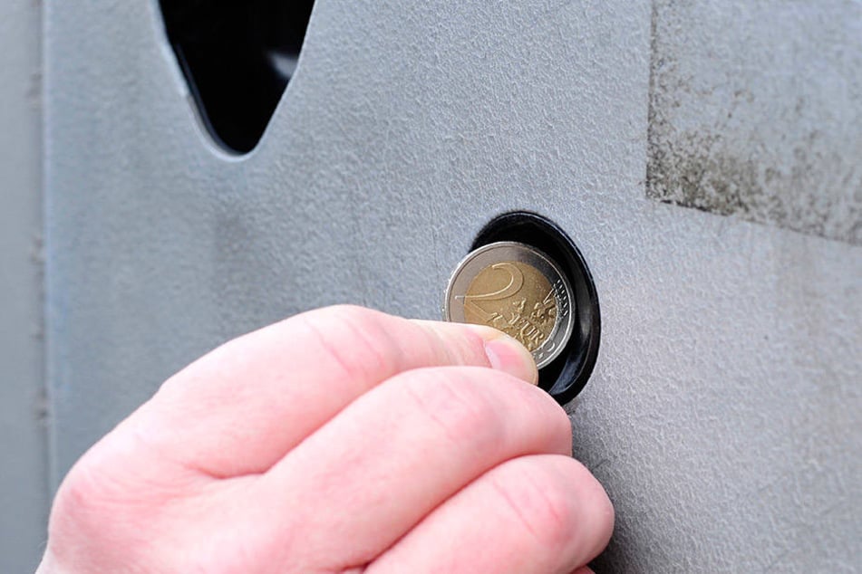 Wer ein Zwei-Euro-Stück in den Automat schmeißt, sieht diese Anzeige. Die
Automaten wechseln nicht.
