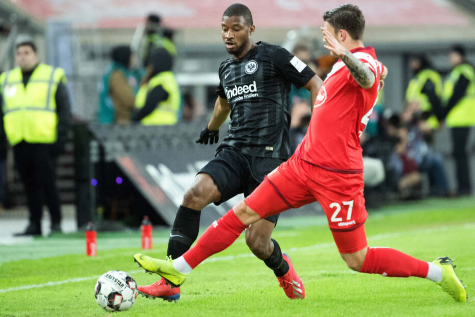 Almamy Toure (li.) spitzelt den Ball an Düsseldorfs Dawid Kownacki vorbei.