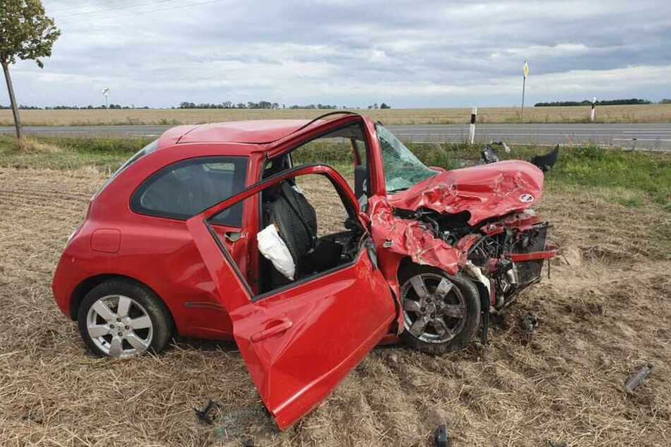Das Wrack des Unfallverursachers macht deutlich, wie heftig der Zusammenstoß gewesen sein muss.