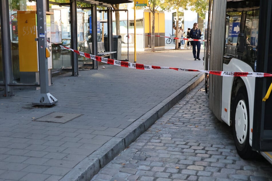 Ein Mann ist in Regensburg unter einen Omnibus geraten und unter dem Fahrzeug eingeklemmt worden.