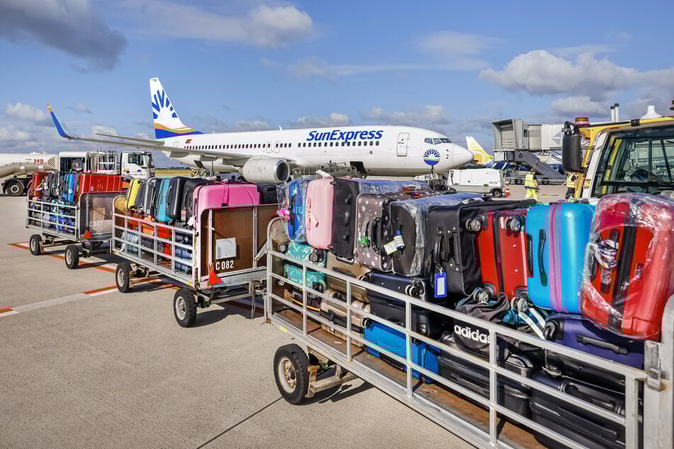 Das Gepäck kommt wagenweise mit dem Zug: Die Taschen und Koffer von insgesamt 189 Passagieren werden erst abgeholt, dann die neuen wieder verladen.