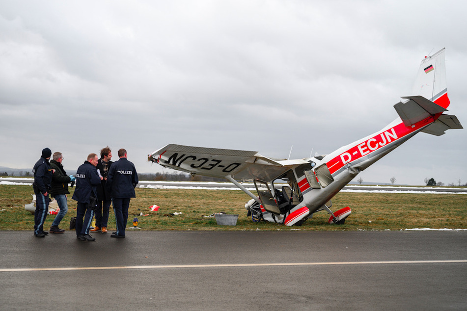 Flugzeug stürzt bei Landeanflug ab: Fluglehrer stirbt, Schüler schwer verletzt