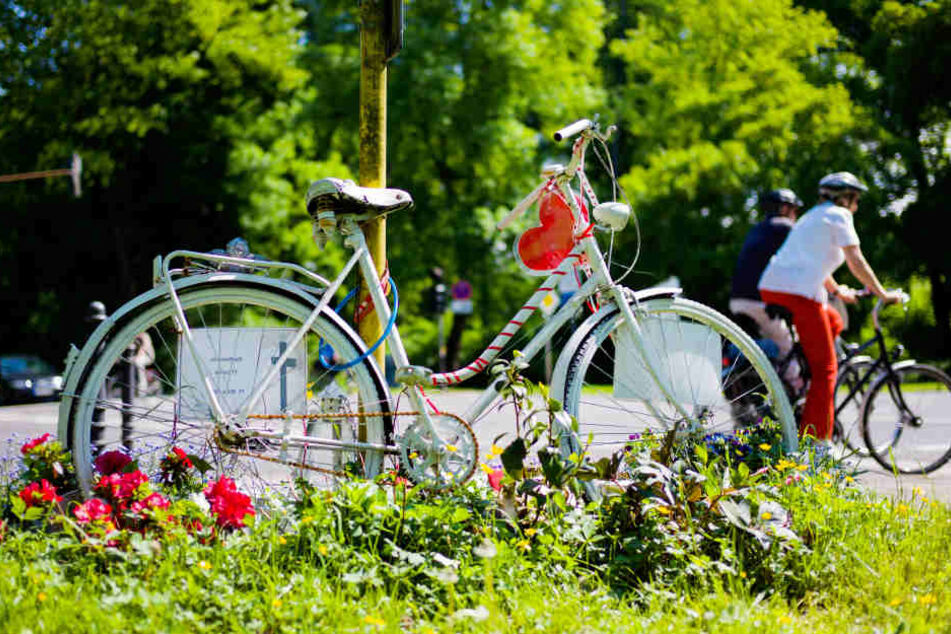 Ein geschmücktes Fahrrad steht an einer Kreuzung in Köln. Hier war im Jahr 2011 eine junge Radfahrerin bei einem Verkehrsunfall tödlich verletzt worden.
