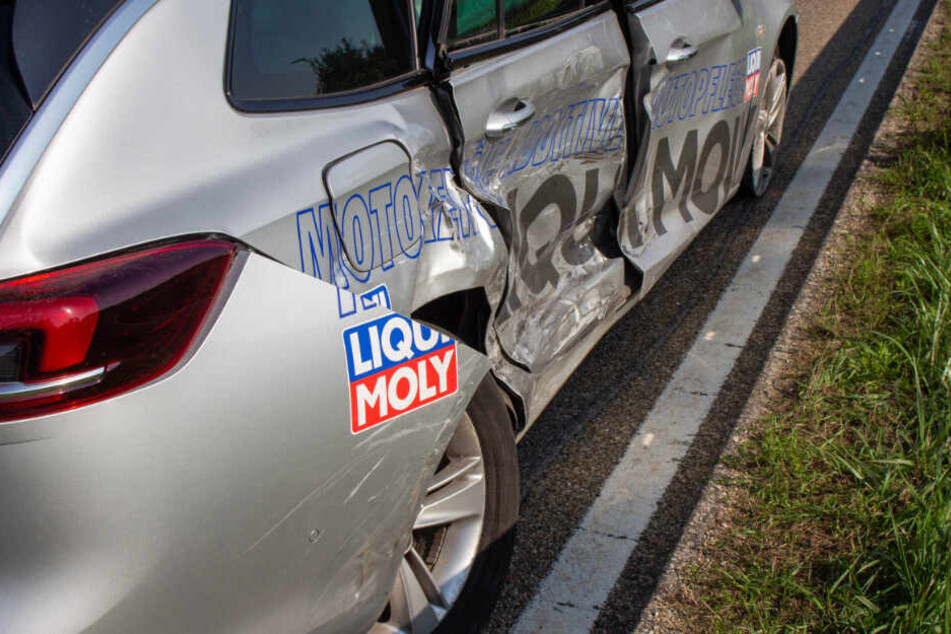 Der Opel aus dem Alb-Donau-Kreis in Ulm wurde an der Beifahrerseite völlig rampuniert.
