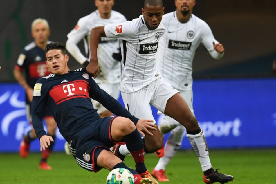 James Rodriguez wird von Gelson Fernandes (re.) zu Fall gebracht.