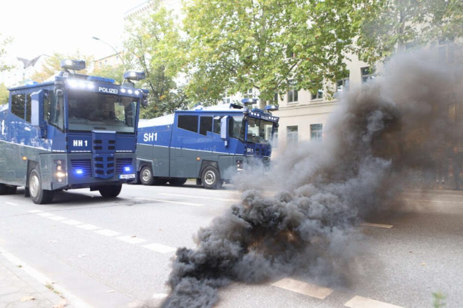 Die Polizei lässt Wasserwerfer auffahren, als HSV-Fans Pyro-Technik auf die Straße geworfen haben.