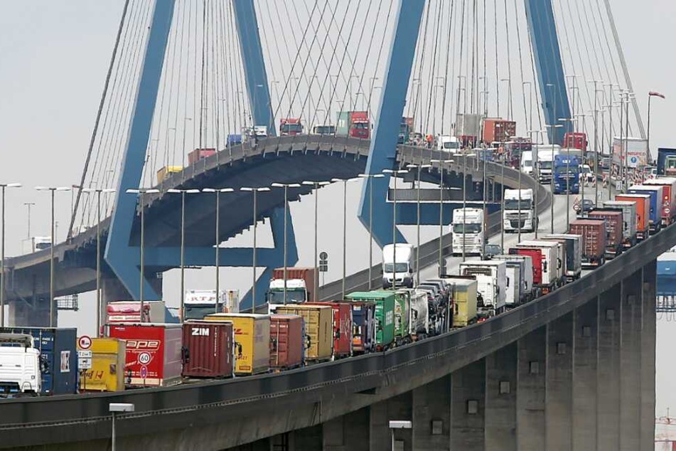 Die Köhlbrandbrücke zählt zu Hamburgs wichtigsten Verkehrsschlagadern.