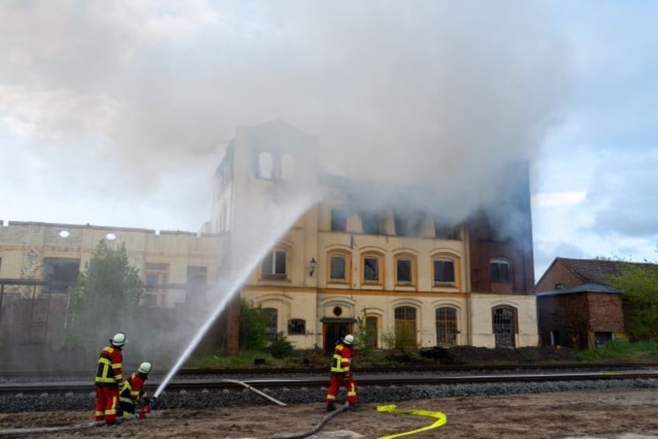 Das sogenannte "Porsch-Werk" in Neustadt-Glewe (Landkreis Ludwigslust-Parchim) brannte lichterloh.