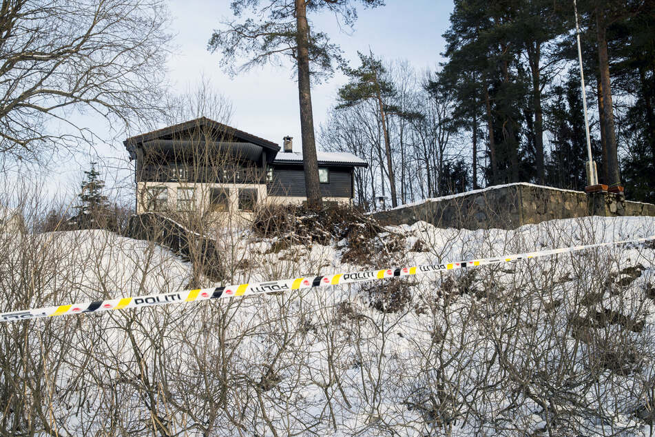 Blick auf das abgesperrte Haus des norwegischen Multimillionärs Tom Hagen. (Archivbild)