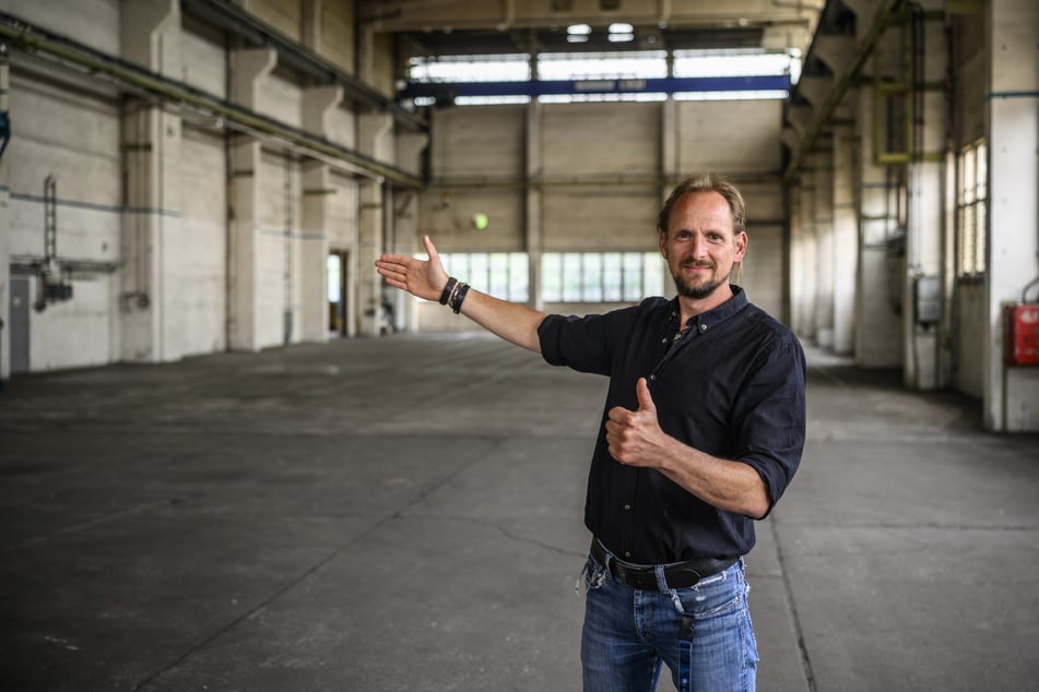 Steve Tietze (46), Geschäftsführer der Schönherr Weba-Gesellschaft steht in der Halle, in der zukünftig die Skater einziehen sollen.