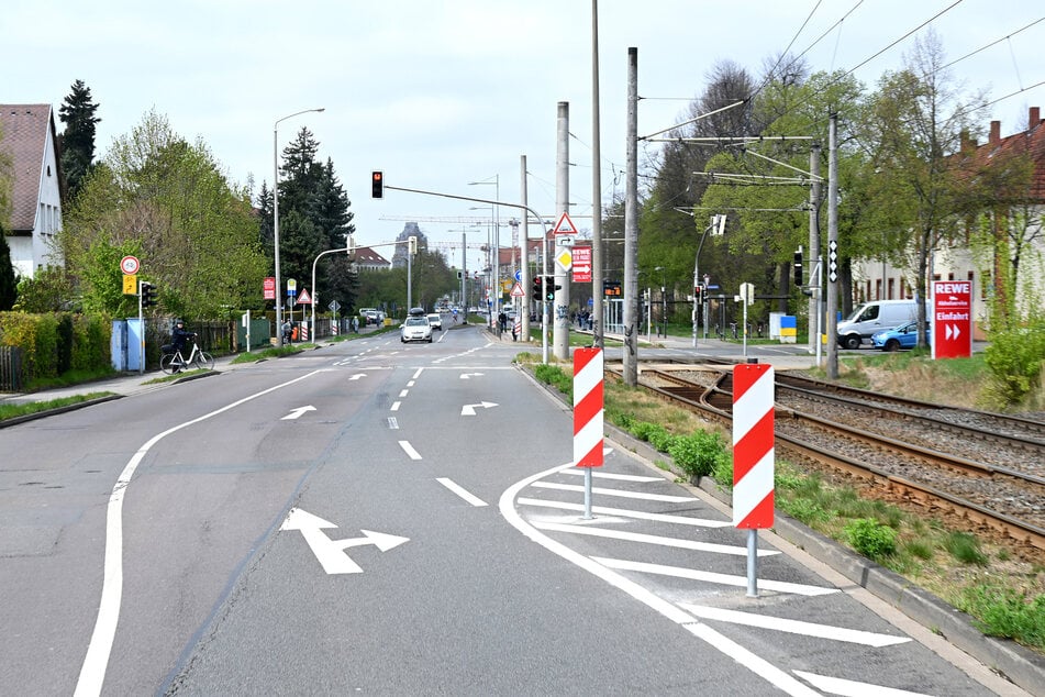 Noch ist unklar, wie der Lkw an der Ampelkreuzung nach rechts in Richtung Haltestelle gefahren ist.