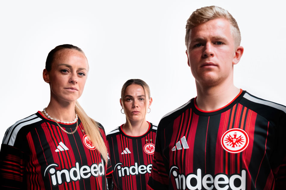 Viele wilde Striche: Das neue Bundesliga-Heimtrikot der Frankfurter Eintracht sorgt für Diskussionen unter den Fans.