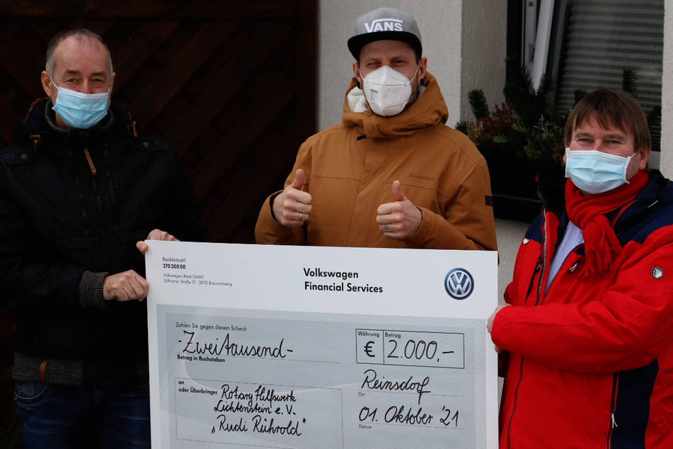 Philipp Rührold (M.) ist dankbar für die Spende der VW-Werker David Baltzer (l.) und Henry Sippel.
