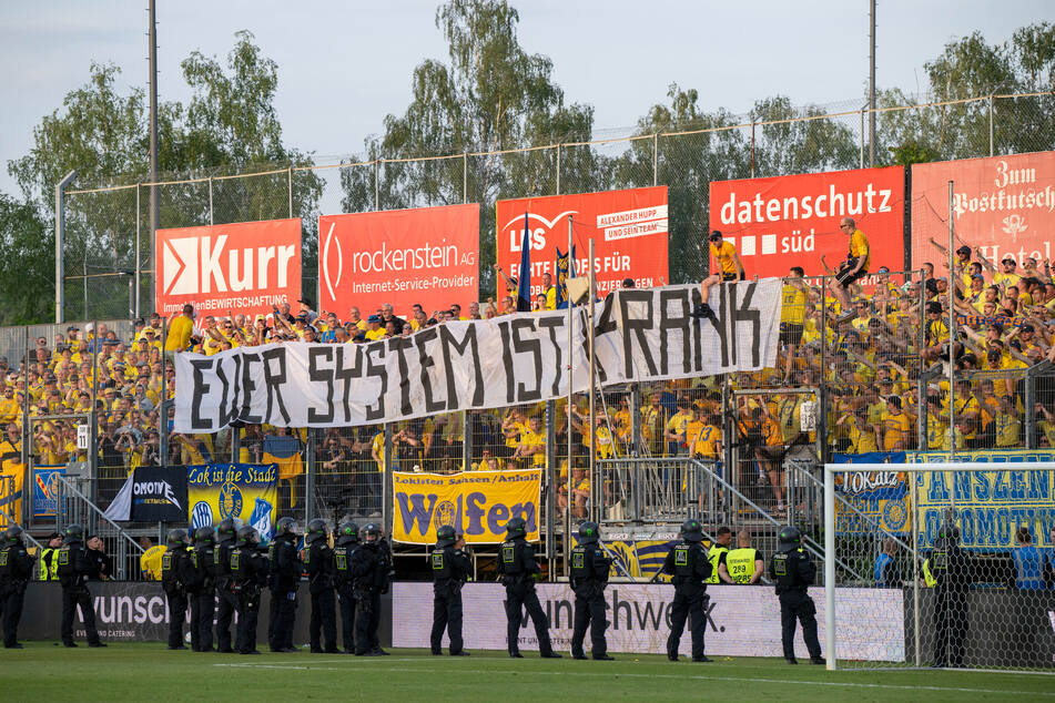 Wieder kein Aufstieg trotz Meisterschaft. Was die Fans von Lok Leipzig davon halten, machten sie nach der Auswärtspleite in Würzburg deutlich.