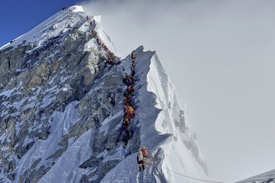 Immer mehr Menschen machen sich auf zum Gipfel des höchsten Berges der Welt.