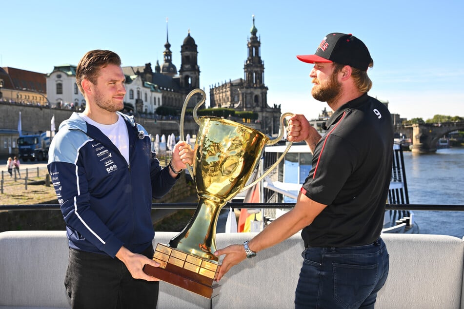 Florian Zur Nieden (l.) und Heiko Bals durften den Pokal "Beule" schon Probe halten. Morgen Abend darf nur einer zupacken.