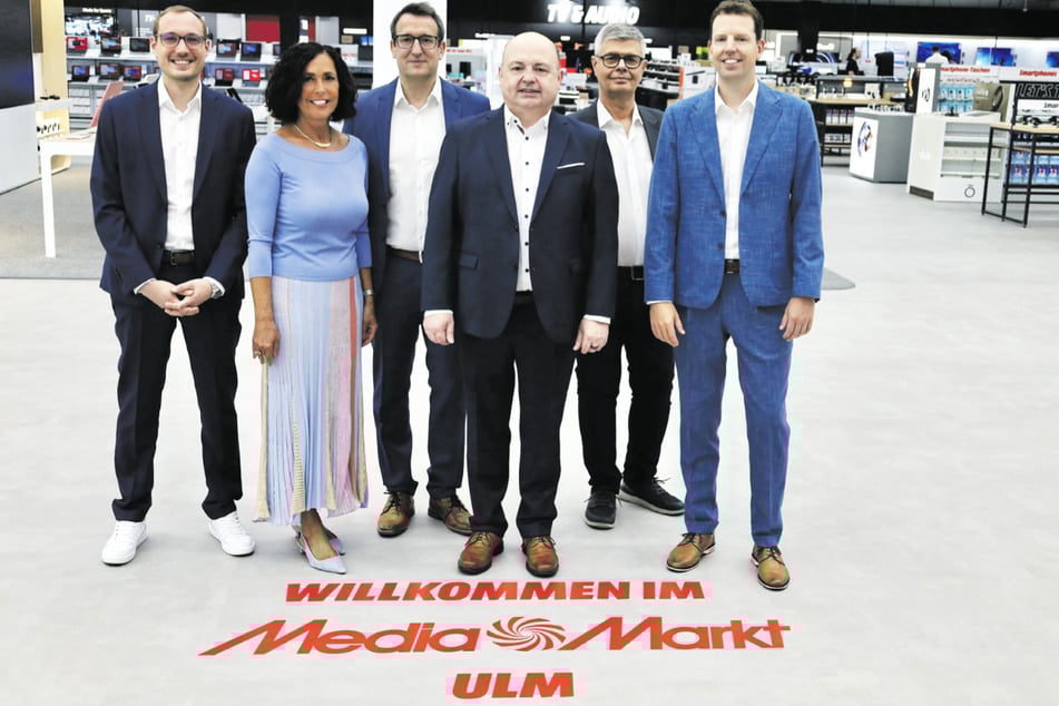 A. Kruse, G. Backhaus, M. Schneider, B. Gadau, P. Souranis, A. Scheller (v.l.n.r.) laden in den "neuen" MediaMarkt ein.