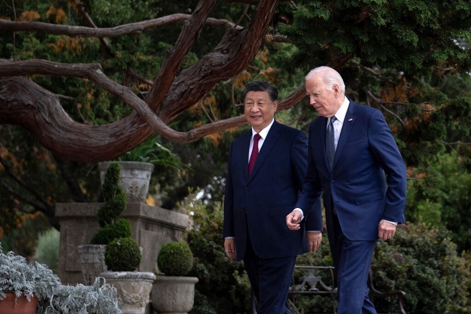 US President Joe Biden (l.) and Chinese President Xi Jinping walk together after a meeting in California on November 15, 2023.