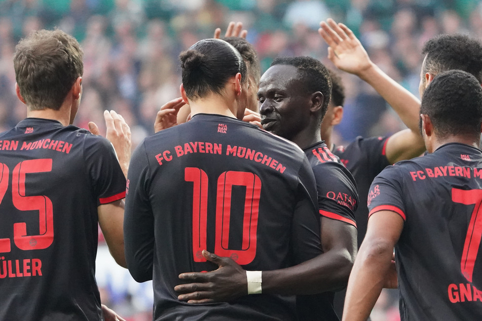 Leroy Sané (M.) konnte sich für den FC Bayern München gegen Werder Bremen ebenfalls in die Torschützenliste eintragen.
