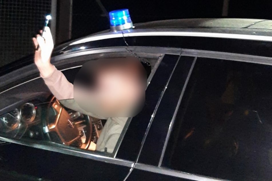 Der Mann war mit eingeschaltetem Blaulicht auf dem Dach durch die Gegend gedüst.