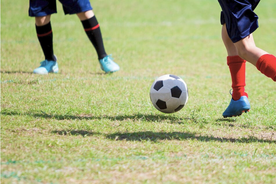Kinder traumatisiert, Zwölfjähriger im Krankenhaus: Vater verliert Kontrolle bei Nachbarschafts-Kick