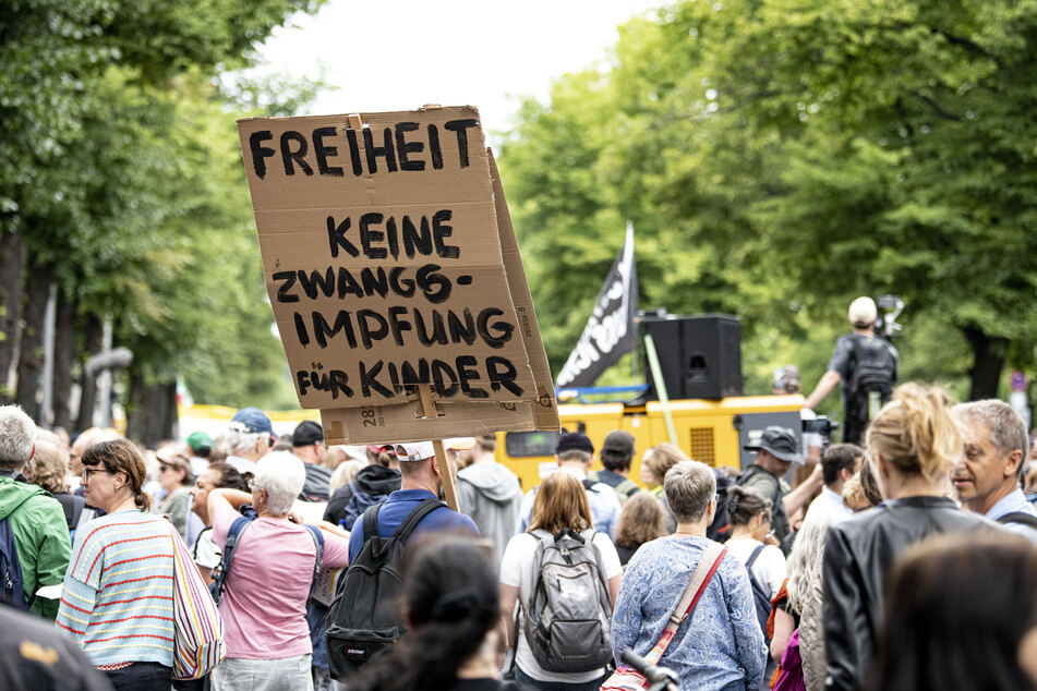 Menschen demonstrieren in Berlin gegen die Corona-Politik.