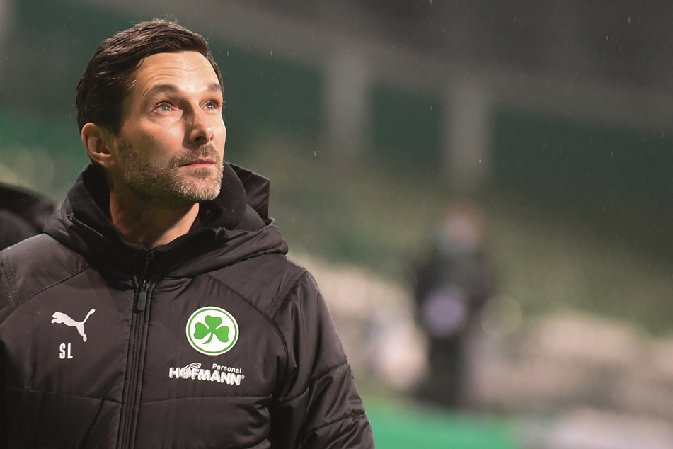 Stefan Leitl (43) blickt gen Himmel. Oben bleiben wollen seine Fürther auch in der Tabelle.
