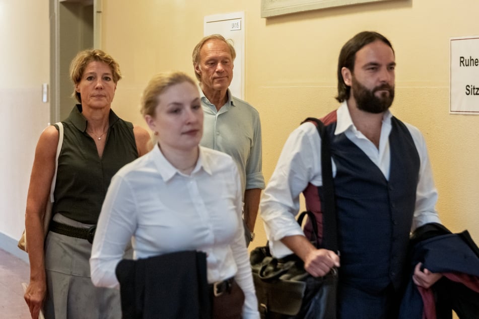 Block, ihr mitangeklagter Partner Gerhard Delling (67) und ihr Anwalt-Team auf dem Weg zu Saal 237.