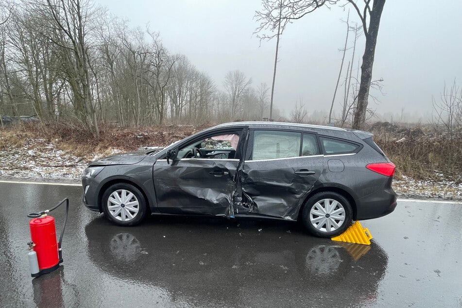 Beide Fahrzeuge wurden bei dem Unfall stark beschädigt.