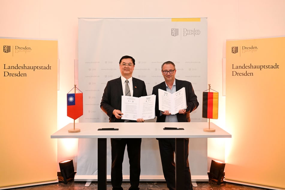 Der Beginn einer wunderbaren Freundschaft: Bürgermeister Jan Donhauser (56, CDU) und Kaohsiungs stellvertretender Oberbürgermeister Ta-Sheng Lo.