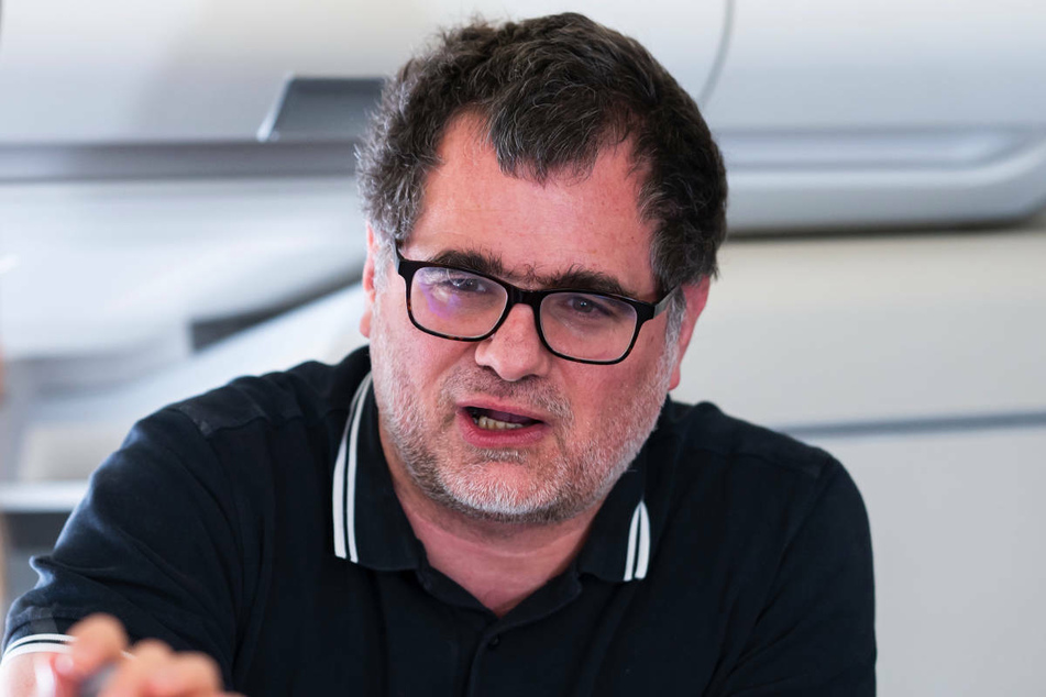 Wolfgang Schmidt (50, SPD) unterhält sich auf einem Flug mit Journalisten. Gegen den Staatssekretär im Bundesfinanzministerium wird ermittelt, weil er auf Twitter den Gerichtsbeschluss zur Durchsuchung im Ministerium veröffentlicht hat.