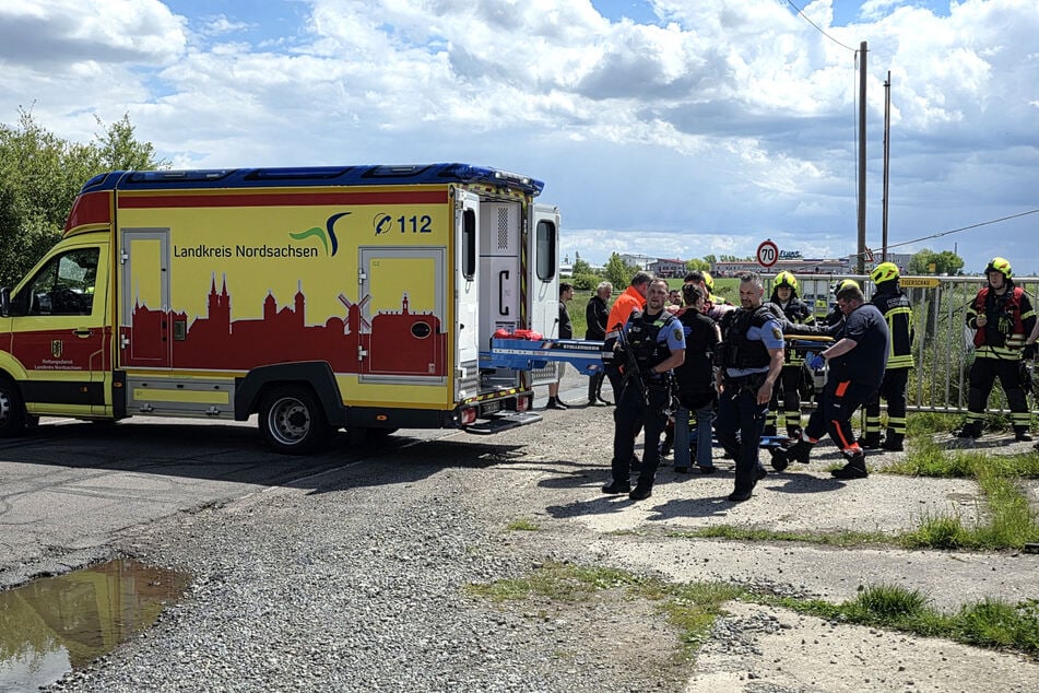 Einsatzkräfte von Polizei, Feuerwehr und Rettungsdienst bei der Rettung des 72-Jährigen, der am Sonntag in Dölzig von einem Tiger angegriffen wurde. Der Mann wurde anschließend zur Behandlung in ein Krankenhaus gebracht.