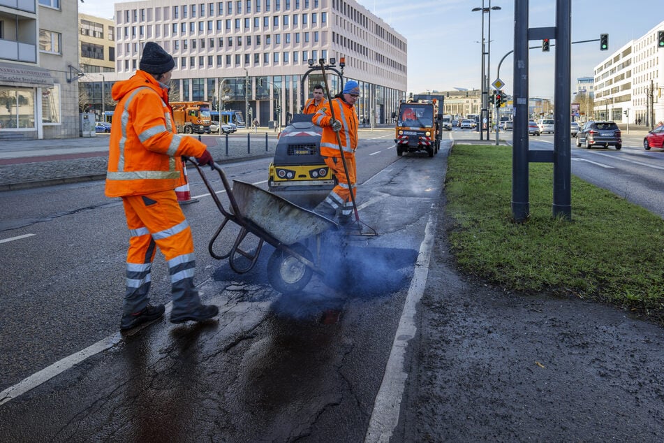 Fünf Kolonnen kümmern sich derzeit um die zahlreichen Schlaglöcher in Chemnitz.