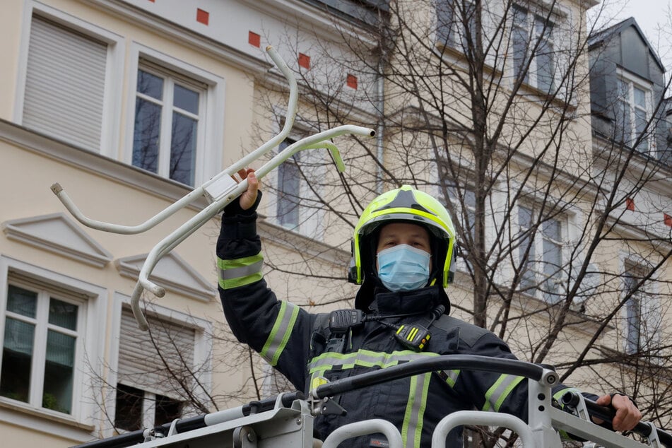 Ungewöhnlicher Einsatz: Die Chemnitzer Feuerwehr holte am Montag ein Tischgestell aus einem Baum, welches sich darin verfangen hatte.