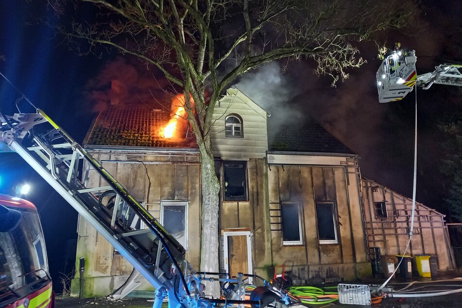 Das Dachgeschoss des Hauses brannte lichterloh.