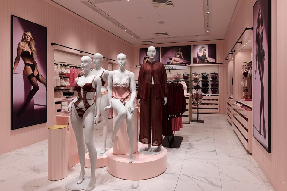 Das Produktangebot des Stores umfasst die klassischen Kollektionen von Victoria's Secret sowie ein vielfältiges Sortiment an Beauty-Produkten, darunter Düfte und Körperpflege.